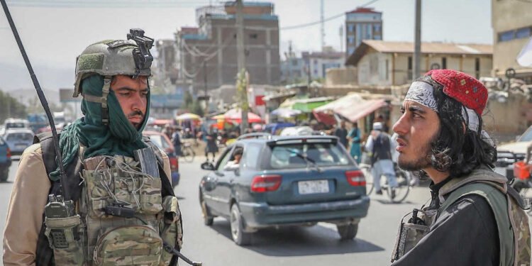 Ciudad Kabul intenta recuperar la normalidad bajo el control talibán