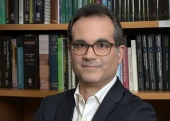 Economista advierte riesgos por crecimiento de deuda y la inflación