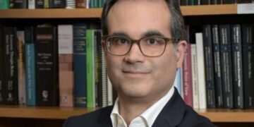 Economista advierte riesgos por crecimiento de deuda y la inflación