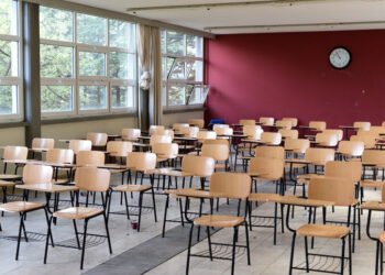 Algunos colegios eliminan reinscripción, pero ponen pesada carga a los padres