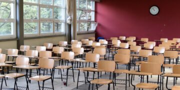 Algunos colegios eliminan reinscripción, pero ponen pesada carga a los padres