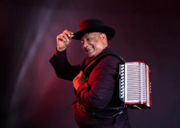 Francisco Ulloa ya tiene 50 años haciendo merengue típico y lo celebra con gira a EU.