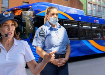 Gobernadora reconoce conductora dominicana de autobús MTA que desafió tormenta para transportar pasajeros en Queens