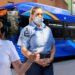 Gobernadora reconoce conductora dominicana de autobús MTA que desafió tormenta para transportar pasajeros en Queens