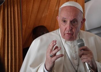 El papa pide a la Iglesia reconocer errores y pedir perdón por los abusos