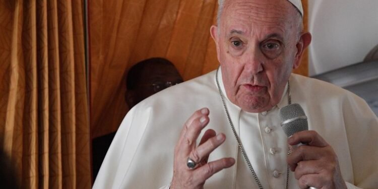 El papa pide a la Iglesia reconocer errores y pedir perdón por los abusos