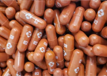 Varias farmacéuticas compiten para crear una pastilla que resulte efectiva para tratar el COVID-19.