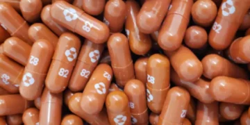 Varias farmacéuticas compiten para crear una pastilla que resulte efectiva para tratar el COVID-19.