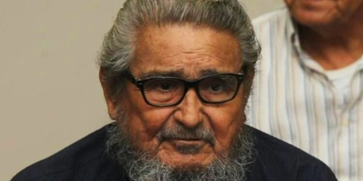 Muere Abimael Guzmán, el profesor universitario que incendió Perú