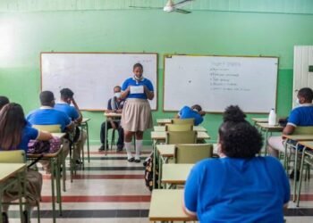 La falta de profesores y personal de apoyo entorpece el inicio del año escolar