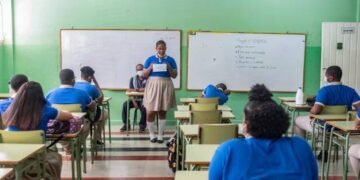 La falta de profesores y personal de apoyo entorpece el inicio del año escolar