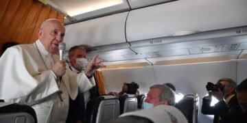 El papa apoya leyes civiles para las parejas homosexuales, pero no el matrimonio