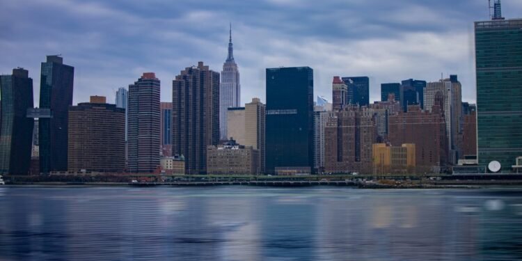 Nueva York considerará extorsión las amenazas de reportar estatus migratorio