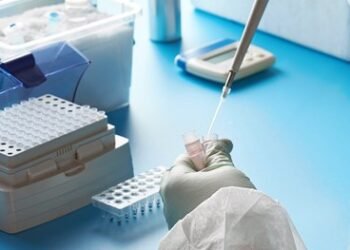 Científicos hallan un anticuerpo eficaz contra todas las variantes de covid