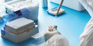 Científicos hallan un anticuerpo eficaz contra todas las variantes de covid
