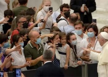 El papa a los jóvenes: «Son quizás la última generación que puede salvarnos»