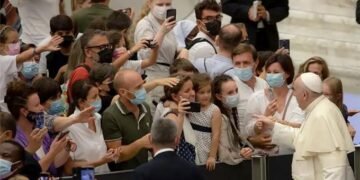 El papa a los jóvenes: «Son quizás la última generación que puede salvarnos»