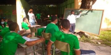Debajo de una mata de mango y enramada reciben clases estudiantes en El Seibo