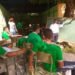 Debajo de una mata de mango y enramada reciben clases estudiantes en El Seibo