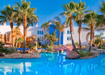 Hoteleros respaldan eliminación del toque de queda