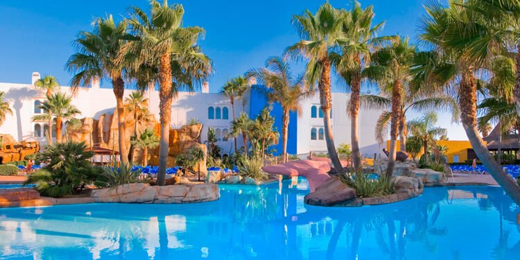 Hoteleros respaldan eliminación del toque de queda