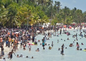 Director de INAPA asegura playa de Boca Chica está apta para bañarse