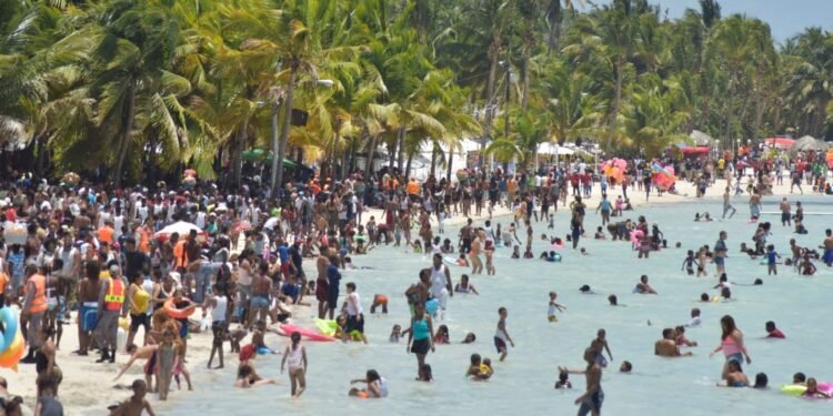 Director de INAPA asegura playa de Boca Chica está apta para bañarse