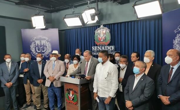 Senadores proponen eliminar todas las exenciones y que ningún funcionario gane más que el presidente de la República