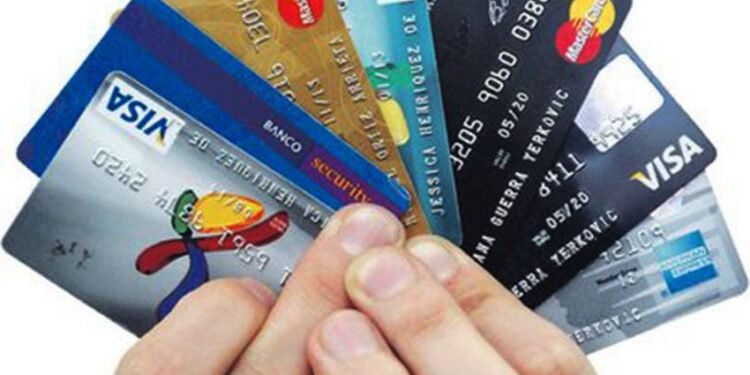 Establecimientos deberán requerir identificación a los usuarios de tarjetas de débito