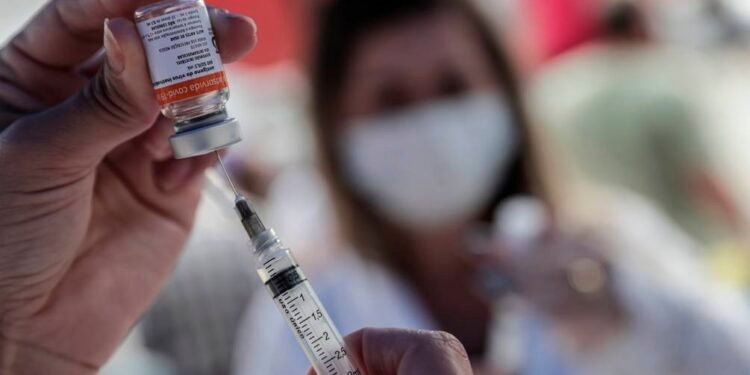 Vacunar a 40 % de población mundial pondría fin a fase aguda de la pandemia