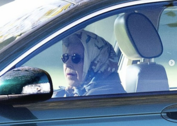 La Reina Isabel II es vista conduciendo su vehículo Jaguar   por su propiedad en Windsor