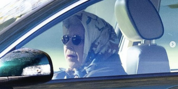 La Reina Isabel II es vista conduciendo su vehículo Jaguar por su propiedad en Windsor