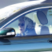 La Reina Isabel II es vista conduciendo su vehículo Jaguar   por su propiedad en Windsor