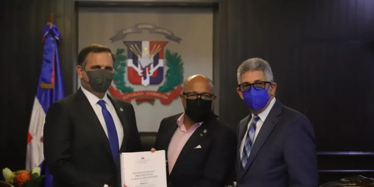 Gobierno proyecta incrementos en el gasto y en las recaudaciones para el 2022