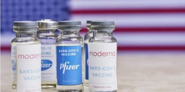 Pfizer y Moderna anunciaron que sus vacunas de refuerzo fueron aprobadas para todos los mayores de 18 años en Estados Unidos