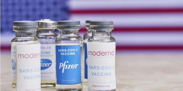Pfizer y Moderna anunciaron que sus vacunas de refuerzo fueron aprobadas para todos los mayores de 18 años en Estados Unidos