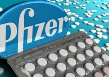Pfizer anunció que su medicamento oral contra el COVID-19 podría estar disponible este año