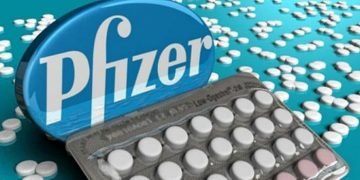 Pfizer anunció que su medicamento oral contra el COVID-19 podría estar disponible este año