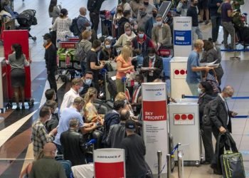 Aumentan restricciones en el mundo ante variante ómicron