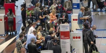 Aumentan restricciones en el mundo ante variante ómicron