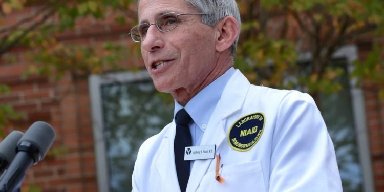 El epidemiólogo Anthony Fauci aseguró que las vacunas de Pfizer y Moderna contra el coronavirus son efectivas ante la variante Ómicron