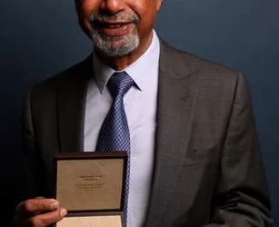 Abdulrazak Gurnah recibe el Nobel de Literatura en Londres