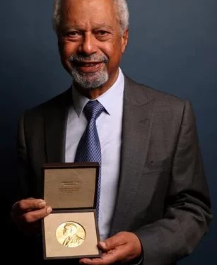 Abdulrazak Gurnah recibe el Nobel de Literatura en Londres