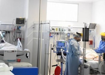 La UE advierte de que la variante ómicron podría causar la mitad de las infecciones por covid en los próximos meses