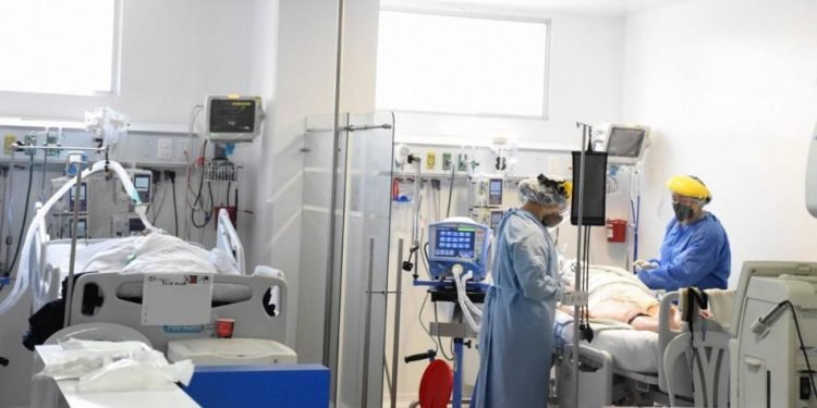 La UE advierte de que la variante ómicron podría causar la mitad de las infecciones por covid en los próximos meses