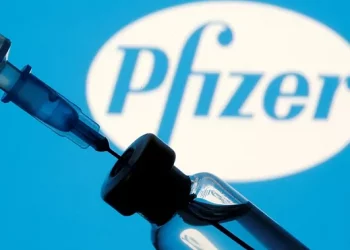 Pfizer cree que síntomas de ómicron son más leves, pero es más transmisible