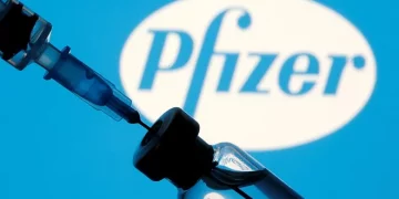 Pfizer cree que síntomas de ómicron son más leves, pero es más transmisible
