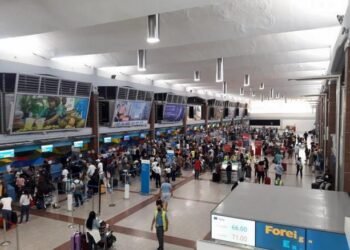 Cancelaciones masivas de vuelos afectan vuelta de dominicanos a EE.UU.