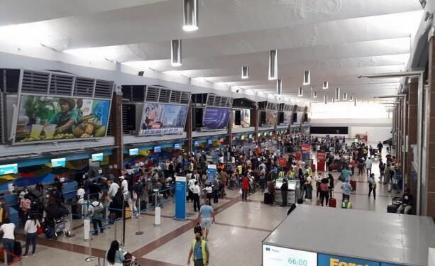 Cancelaciones masivas de vuelos afectan vuelta de dominicanos a EE.UU.