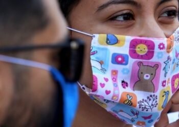 Los CDC reconocieron que los cubrebocas de tela no son tan efectivos contra el COVID-19